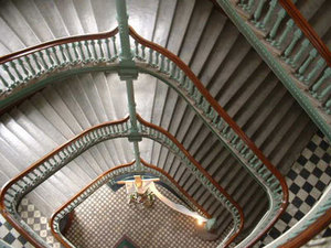 Grand escalier du Séminaire de Québec. Cliquez sur l'image pour voir la photo panoramique prise par Vincent Royer 15:36, 17/07/2010. Grand escalier du Séminaire de Québec. Cliquez sur l'image pour voir la photo panoramique prise par Vincent Royer 15:36, 17/07/2010.