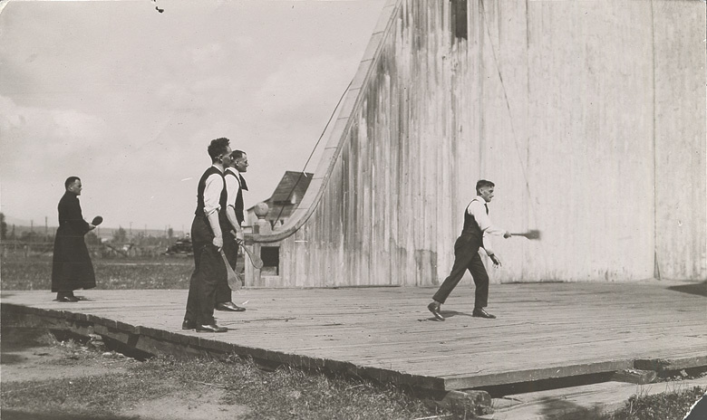 Balle au mur à Maizerets, 1921 (Musée de la civilisation, Archives du Séminaire de Québec, PH1996-0280)