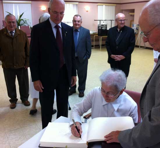 Quelques-uns des prêtres du Séminaire avec le Supérieur général au cours de la signature du Livre d'or du 350e (Photo H. Giguère)