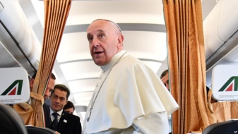 Le pape François sur l'avion à son retour de Suède le 1 novembre 2016 Le pape François sur l'avion à son retour de Suède le 1 novembre 2016