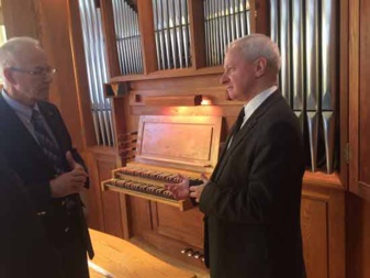 Le recteur du Grand Séminaire de Québec, monsieur l'abbé Luc Paquet en conversation avec le Supérieur général du Séminaire de Québec, monsieur le chanoine Jacques Roberge (Crédits photo : H. Giguère) Le recteur du Grand Séminaire de Québec, monsieur l'abbé Luc Paquet en conversation avec le Supérieur général du Séminaire de Québec, monsieur le chanoine Jacques Roberge (Crédits photo : H. Giguère)