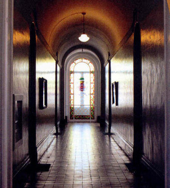 Corridor du pavillon Jean-Olivier-Briand du Séminaire de Québec au 1, rue des Remparts (Résidence des prêtres et Grand Séminaire) emprunté autrefois par les écoliers du Petit Séminaire
