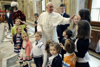 Le pape François avec les enfants des gardes suisses (Domaine public) Le pape François avec les enfants des gardes suisses (Domaine public)