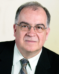 Le professeur Alain Faucher, prêtre