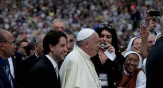Le pape François, accompagné de Salvatore Martinez, président du Rinnovemento nello Spirito en Italie, fait son entrée dans le Stadio Olimpico à Rome le 31 mai 2014
