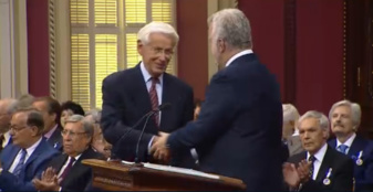 Maître Henri Brun, professeur émérite de l'Universtié Laval recevant l'insigne de l'Ordre national du Québec Maître Henri Brun, professeur émérite de l'Universtié Laval recevant l'insigne de l'Ordre national du Québec