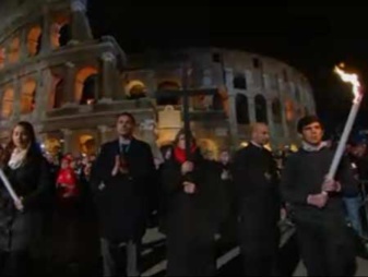 La prière du pape François "O Croix du Christ" lors du Chemin de Croix au Colisée de Rome en 2016