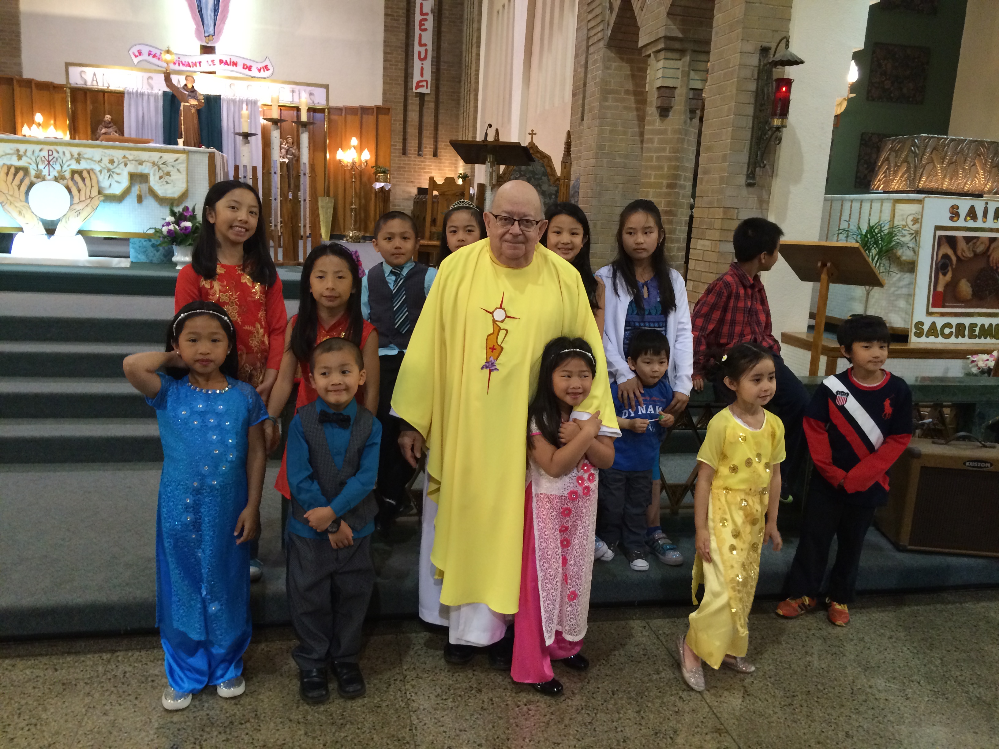 Mgr Pierre Gaudette avec des enfants vietnamiens lors de la célébration de son 55e anniversaire d'ordination presbytérale (Crédidts photo : H. Giguère)