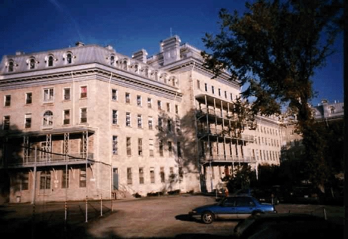 Le Pavillon Jean-Olivier-Briand qui héberge le Grand Séminaire et les prêtres du Séminaire de Québec