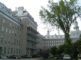 À gauche, le Pavillon Jean-Olivier-Briand du Séminaire de Québec où est logé le Grand Séminaire de Québec depuis 1997 À gauche, le Pavillon Jean-Olivier-Briand du Séminaire de Québec où est logé le Grand Séminaire de Québec depuis 1997