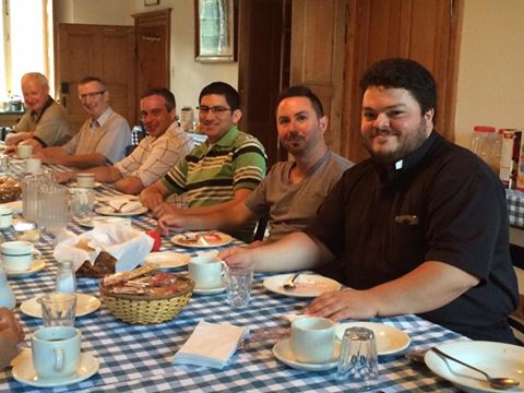 Le recteur du Grand Séminaire de Québec (dernier au bout de la table) avec quelques séminaristes à la session d'entrée à Petit Cap à Cap Tourmente, Québec  en septembre 2016 (Crédits photo : Grand Séminaire de Québec).