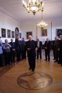 Le Supérieur général s'adressant aux évêques dans la Salle des prêtres du Séminaire de Québec