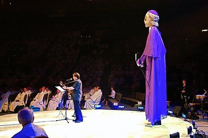 Robert Lebel interprétant, accompagné d`une marionnette géante,  le chant-thème de l`Année  jubilaire François de Laval 2008 à l`ouverture du 49e Congrès eucharistique international tenu à Québec du 18 au 22 juin 2008
