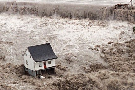 La petite maison blanche durant le déluge du Saguenay le 19 juillet 1996