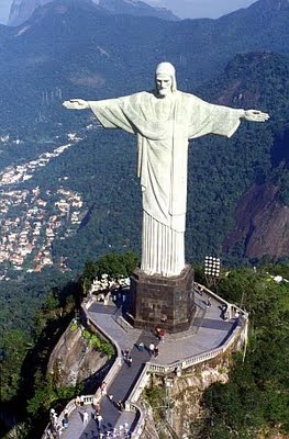 C’est Heitor da Silva Costa, ingénieur qui a construit le Cristo redentor avec le sculpteur français Paul Landowski. Un concours avait été organisé par l’Église catholique en 1921 afin de célébrer le centenaire de l’indépendance du Brésil, datant de1822. Il est rare à Rio, sauf en pleine rue, entouré de hauts immeubles, qu’on n’ait pas ce Christ monumental dans son champ de vision. C’est un repère, on n’imaginerait plus le "Pain de sucre" sans lui. C’est Heitor da Silva Costa, ingénieur qui a construit le Cristo redentor avec le sculpteur français Paul Landowski. Un concours avait été organisé par l’Église catholique en 1921 afin de célébrer le centenaire de l’indépendance du Brésil, datant de1822. Il est rare à Rio, sauf en pleine rue, entouré de hauts immeubles, qu’on n’ait pas ce Christ monumental dans son champ de vision. C’est un repère, on n’imaginerait plus le "Pain de sucre" sans lui.