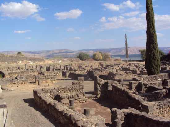 Ruines de la ville de Capharnaüm où Jésus a commencé à prêcher avec le lac de Génézareth ou de Galilée ou Lac de Tibériade au loin (Crédits photo : H. Giguère )