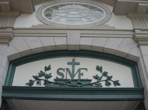 Le sigle SME au-dessus de la porte cochère pour Séminaire des Missions-Étrangères qui est le nom ancien du Séminaire de Québec. Le sigle SME est encore couramment utilisé aujourd`hui