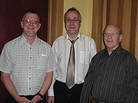 L`abbé Guy Bossé, au centre, lors de son stage pastoral à La Tuque, avec l`abbé Claude Lapointe, curé de Saint-Martin de Tours et monsieur Jacques Lafrenière, gestionnaire du site internet