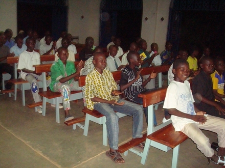 Les éléves du Petit Séminaire saint Tarcisius de Diébougou dans la chapelle rénovée pour le jubilé d`argent du Petit Séminaire.