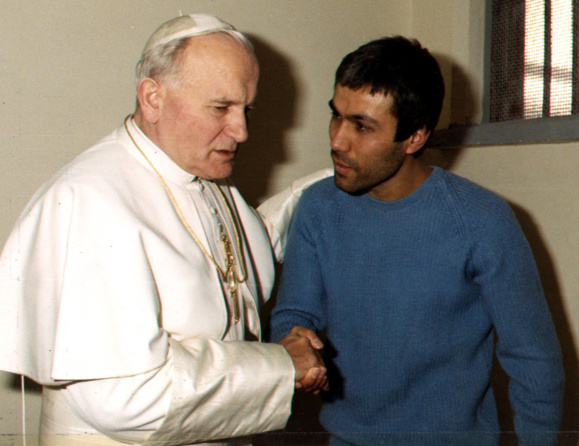 Le 27 décembre 1983 Jean-Paul II pardonne à Mehmet-Ali-Agça qui avait tenté de l'assassiner (Domaine public) Le 27 décembre 1983 Jean-Paul II pardonne à Mehmet-Ali-Agça qui avait tenté de l'assassiner (Domaine public)