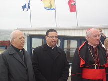 De gauche à droite : Mgr Jean Gagnon, le curé Tony De Blois et le cardinal Ouellet
