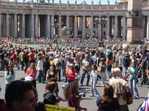 Sur la place de la basilique Saint-Pierre de Rome