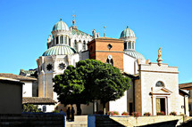 Vue de la vieille église d`Ars et du sanctuaire