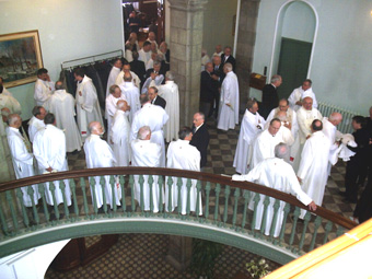 Prêtres invités sur un des paliers du Grand Escalier du Séminaire en 2008