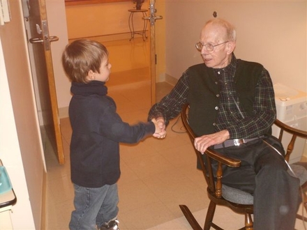 Le chanoine Racine avec Jérémie Lambert, petit-fils de Jules Marchand, ami de M. Racine