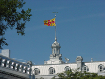 Le drapeau du Séminaire de Québec sur le Pavillon Camille-Roy