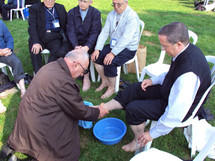 Le geste du lavement des pieds à la retraite internationale des prêtres à Ars le 1 octobre 2009