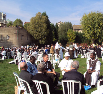 Vue de l`ensemble des prêtres lors du geste du lavement des pieds à la retraite internationale des prêtres à Ars le 1 octobre 2009