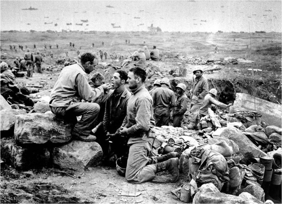 « Je suis le pain vivant... » Jean 6, 51. Un aumônier distribue la communion en viatique sur une plage de Normandie (Domaine public) « Je suis le pain vivant... » Jean 6, 51. Un aumônier distribue la communion en viatique sur une plage de Normandie (Domaine public)