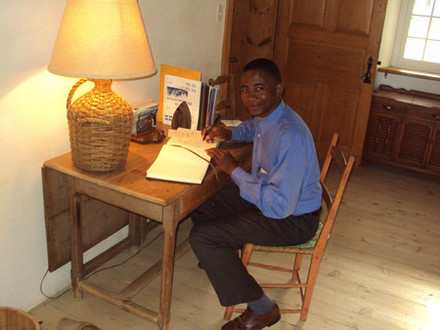 L`abb Cyriaque Somé signant le livre d'or à Petit Cap L`abb Cyriaque Somé signant le livre d'or à Petit Cap