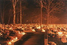 En Pologne, c'est une tradition en la fête de la Commémoration des fidèles défunts, aussi bien de jour comme de nuit, que des bougies soient allumées ainsi que des fleurs soient déposées sur les tombes. Les cimetières polonais deviennent féériques comme on peut le voir dans ces photos.
