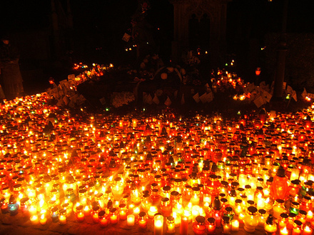 En Pologne, c'est une tradition en la fête de la Commémoration des fidèles défunts, aussi bien de jour comme de nuit, que des bougies soient allumées ainsi que des fleurs soient déposées sur les tombes. Les cimetières polonais deviennent féériques comme on peut le voir dans ces photos.