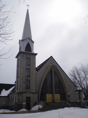 Église Notre Dame de Recouvrance. Architecte: René Blanchet. Construction du sous-sol 1948 et de l'église haute en 1965-1966.