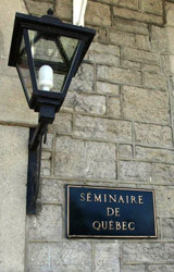 La lanterne à l'entrée du Pavillon Jean-Olivier Briand du Séminaire de Québec au 1, rue des Remparts à Québec