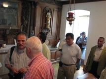 Le Supérieur général avec un groupe de prêtres dans la Chapelle de Mgr Briand