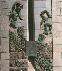 Bas-relief extérieur sur le tombeau du bienheureux François de Laval, premier évêque de Québec et fondateur de la communauté des prêtes du Séminaire de Québec