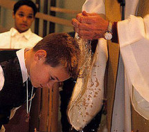 Le moment du geste de l'eau, rite essentiel du baptême chrétien.