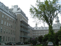 Le Pavillon Jean-Olivier-Briand à gauche accueille la Maison diocésaine, la Résidence des prêtres et le Grand Séminaire de Québec