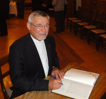 Le Père Georges Colomb, supérieur général des Missions Étrangères de Paris, au moment de la signature du Livre d'or du Séminaire de Québec le 3 novembre 2011