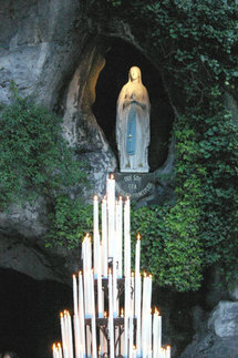 La grotte de la Vierge à Lourdes