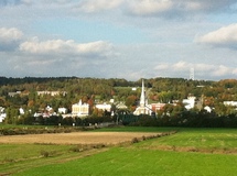 Vue de l'église de St-Joseph-de-Beauce (Québec) et du centre patrimonial prise de l'autre côté de la rivière Chaudière (Photo H. Giguère)