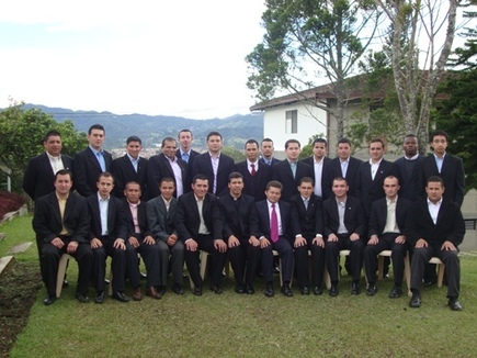 II teologia Seminario Nacional Cristo Sacerdote : Jose est le troisième en partant de la gauche sur la dernière rangée et Fernando se trouve sur la même rangée le troisième à partir de la droite. II teologia Seminario Nacional Cristo Sacerdote : Jose est le troisième en partant de la gauche sur la dernière rangée et Fernando se trouve sur la même rangée le troisième à partir de la droite.