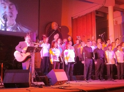 Robert Level et les membres de Choeur à coeur de Longueuil