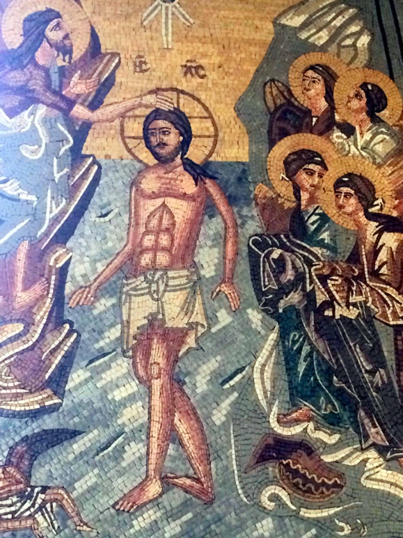 Jean-Baptiste baptisant Jésus. Mosaïque dans l'église orthodoxe de Madaba en Jordanie (Crédits photo : H. Giguère)