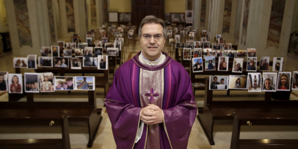 Giuseppe Corbari, un curé italien, a trouvé une façon originale de célébrer avec sa communauté. Il a demandé à ses paroissiens de lui envoyer un selfie et il a disposé tous ceux qu'il a reçu dans les bancs de son église..qui n'a jamais été aussi remplie. (Crédtis photo : Aleteia italien) Giuseppe Corbari, un curé italien, a trouvé une façon originale de célébrer avec sa communauté. Il a demandé à ses paroissiens de lui envoyer un selfie et il a disposé tous ceux qu'il a reçu dans les bancs de son église..qui n'a jamais été aussi remplie. (Crédtis photo : Aleteia italien)