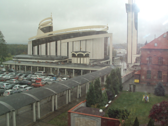 Sanctuaire de la Miséricorde Divine qui se trouve dans le quartier de Łagiewniki - Borek Fałęcki dans le sud de la ville de Cracovie (Pologne). La basilique a été construite entre 1999 et 2002 et consacrée le 17 août 2002 par Jean-Paul II. (Crédits photo: H. Giguère)